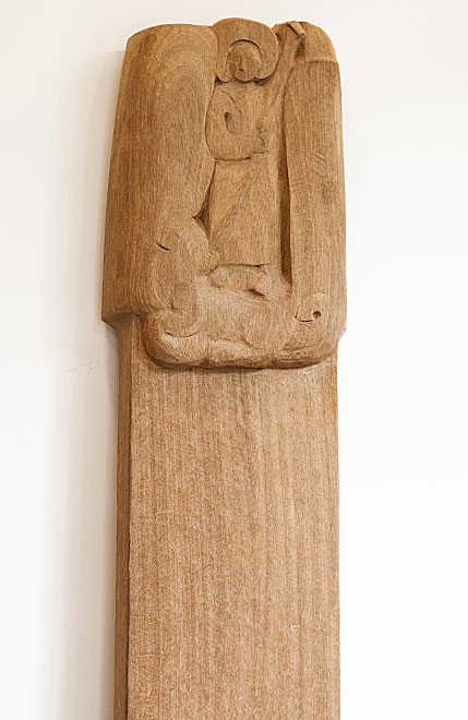 Holzstele aus Kambala mit Figur des Heiligen Georg