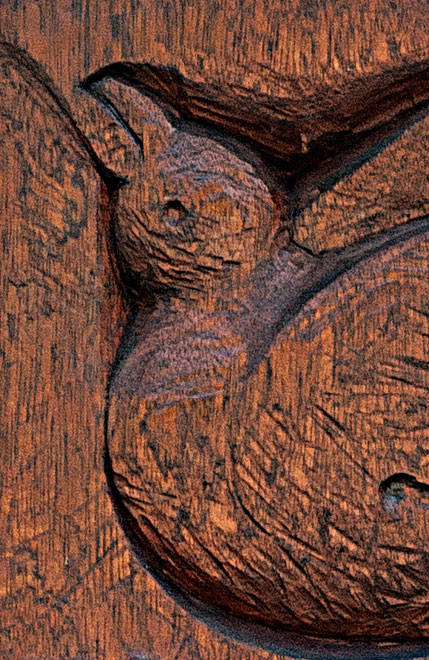 Detail geschnitzter Vogel