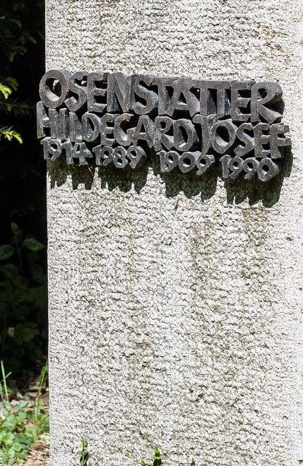 Modellierte Bronzeschrift auf Steingrabmal